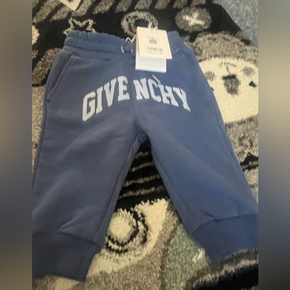 Givenchy - Picture 4 of 4